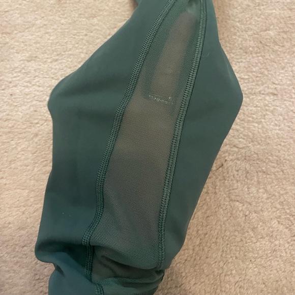 Lululemon leggings with a mesh detail - Picture 4 of 4